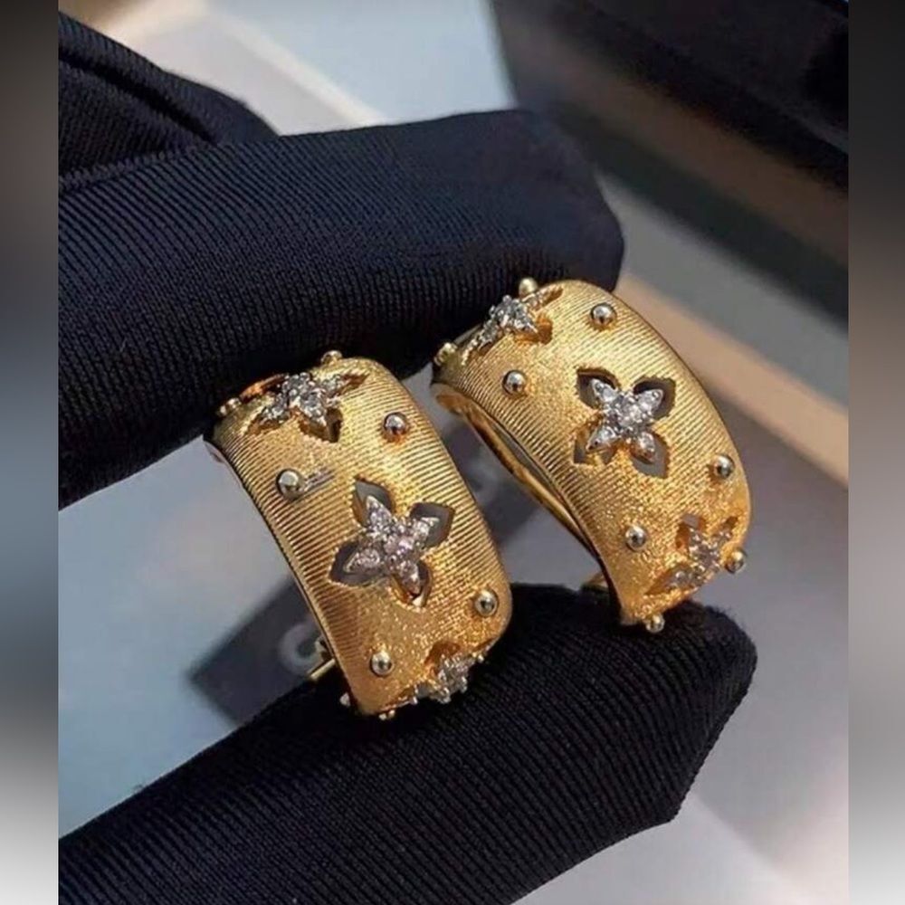 Gold Floral Star Hoop Earrings R352